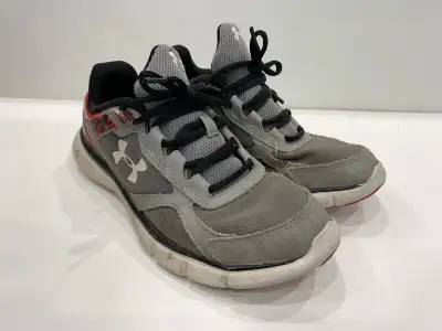 Youth Under Armour Running Shoes Size 7, View more