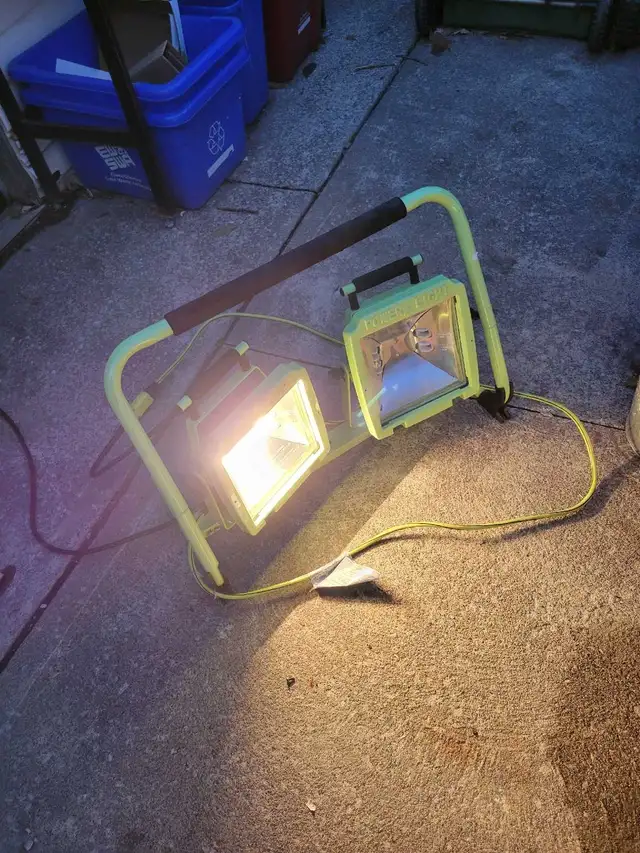 Heavy duty Construction lighting in excellent condition . in Outdoor Tools & Storage in Windsor Region - Image 2