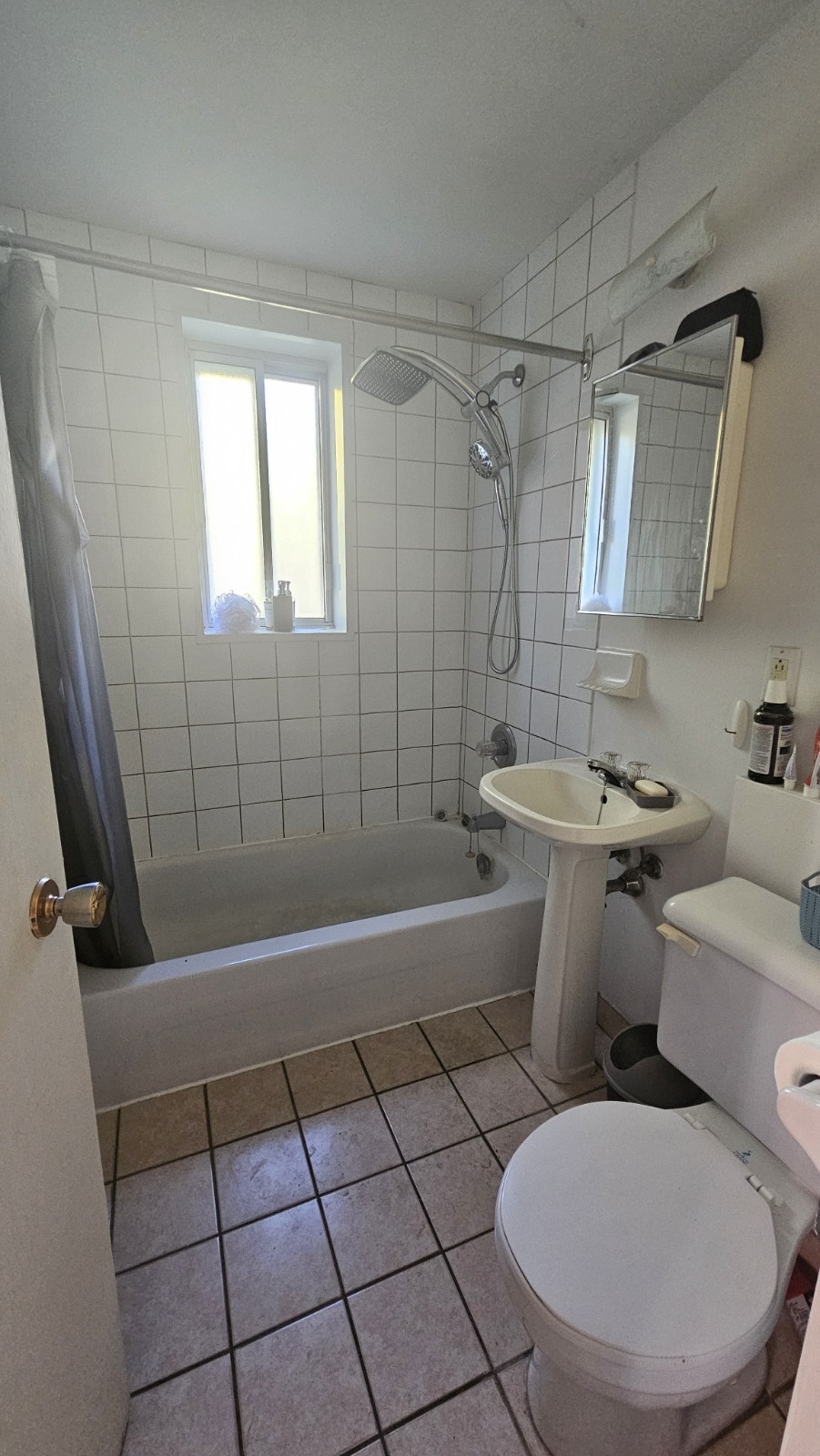 Cession de bail 3 1/2 Lumineux Chauffage + Frigo & Poêl 1 093 $ 4