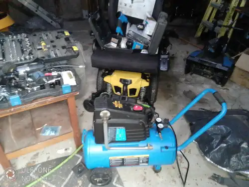COMPRESSOR 3 Gallon, with 200 feet of hose, And All Air Tools, plus 3\8th and 1\2 socket set plus 1\...