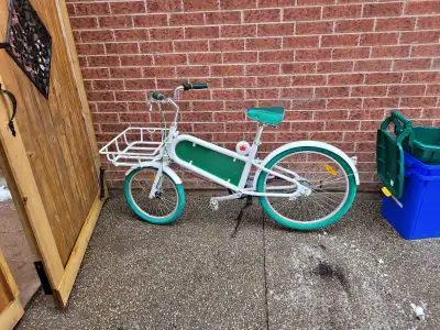 Cruiser bike with basket, View more