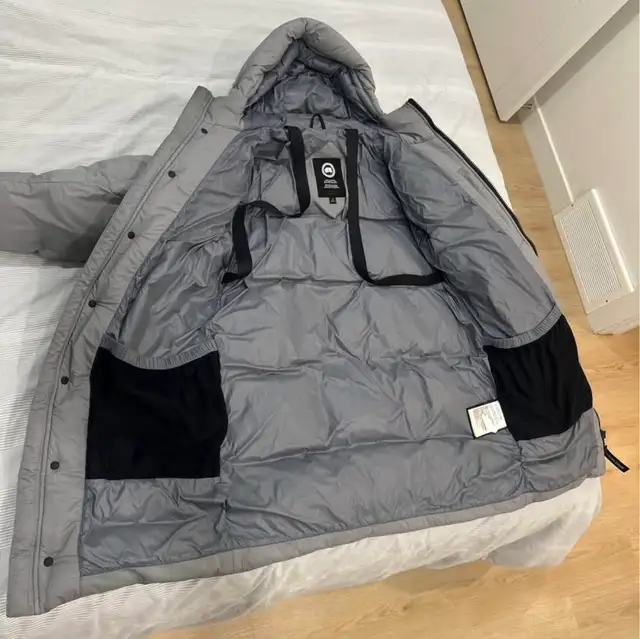Canada Goose Grey Winter Jacket in Women's - Tops & Outerwear in Calgary - Image 5