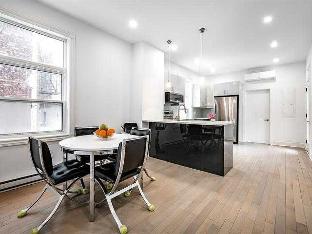Clean and sunny room to share with females  dans Locations longue durée  à Ville de Montréal