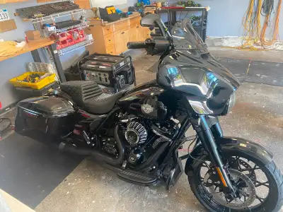 Continued low back problems forces sale of this awesome bike! Black on black 32,000km -114 Milwaukee...