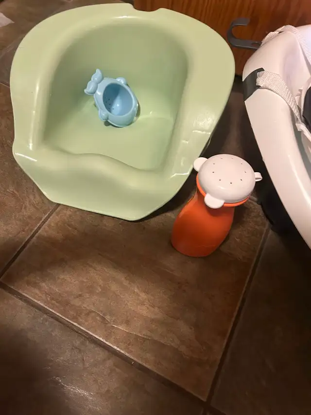 Fisher-Price Baby Bath Tub in Bathing & Changing in Edmonton - Image 4