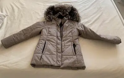 Vends Manteau d'Hiver Kanuk pour femme, taille 1 (XS) avec fourrure amovible Tres bon etat
