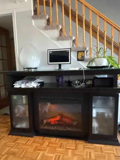 Meuble en bois massif avec rangement de chaque côté et foyer électrique , viens avec une protection...