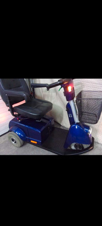 MOBILITY SCOOTER 3 WHEEL BLUE FORTRESS 1700 DT. New battery as w