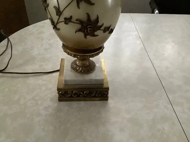 Antique table lamp in Coffee Tables in City of Toronto - Image 6