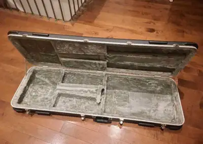 Selling my Road Runner RRMBG ABS Molded Bass Guitar Case In good condition besides a few minor scrat...