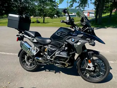 BMW R 1250 GS 2022 – L’Aventure Sans Limites! La moto d’aventure par excellence! Icône depuis 40 ans...