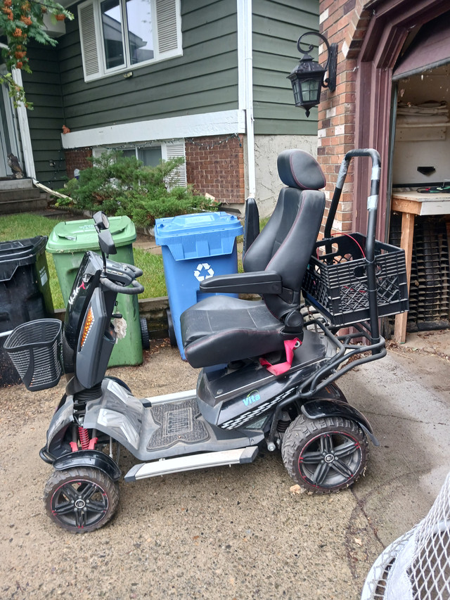 HEARTWAY S12X MOBILITY SCOOTER in Health & Special Needs in Calgary - Image 3