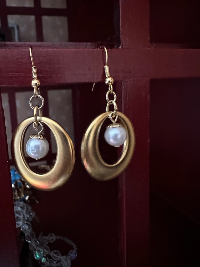 VINTAGE PAIR OF EARRINGS (just like new) in Jewellery & Watches in Regina - Image 3