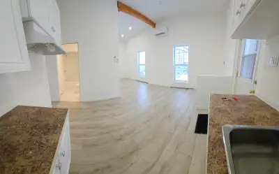 Beau logement 4 ½ au 2e étage, propre, bien entretenu et fraîchement rénové, offrant deux chambres f...