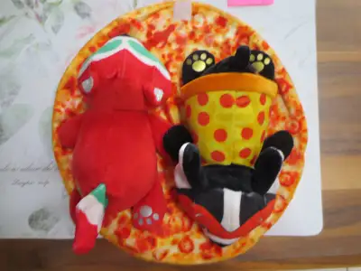 Peluche Cute Titos Pizzatos 2020 Deux peluches Cute Titos Pizzatos avec une couverture en forme de p...