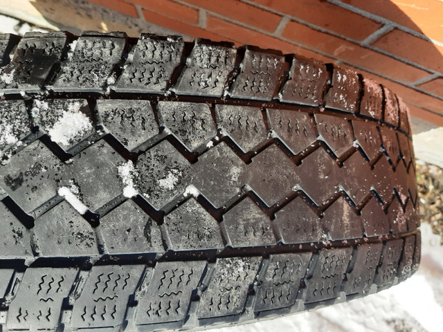 4 pneus d'hiver LT 215 85 r16 toyo dans Pneus et jantes  à Longueuil/Rive Sud - Image 3