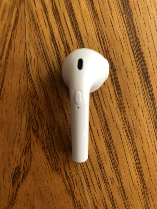 1 Airpod écouteur droite dans Écouteurs  à Longueuil/Rive Sud - Image 2