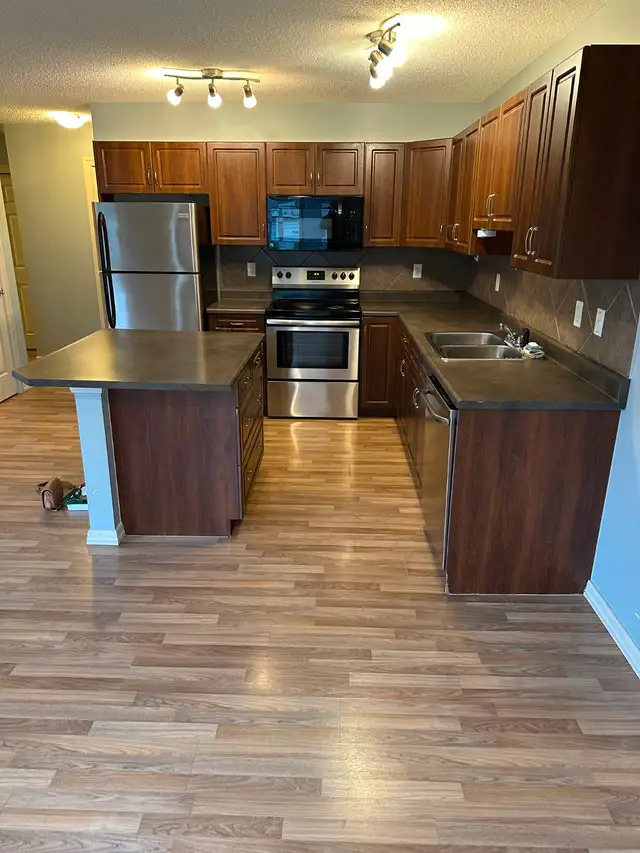 Spacious 3 Bdrm + Den Duplex with Double Garage