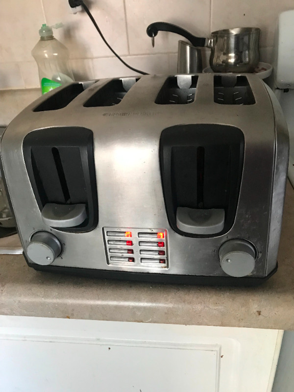 Black & Decker 4 slice toaster (LIKE NEW) $20 in Other in City of Toronto - Image 2