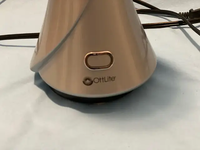 OttLite Tulip Desk Lamp #PL7966 in Indoor Lighting & Fans in Markham / York Region - Image 5