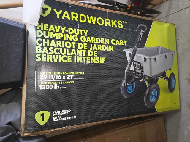 Yardworks Heavy-Duty Dumping Garden Cart in Outdoor Tools & Storage in Mississauga / Peel Region - Image 2