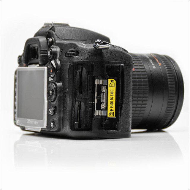 Nikon D7000 SLR Digital Camera (Body Only) Low Shutter Count in Cameras & Camcorders in City of Montréal - Image 3