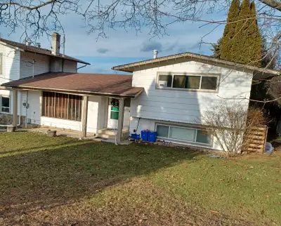 1 side of duplex (owner lives in other side) Main floor has kitchen dining room and living room, ups...