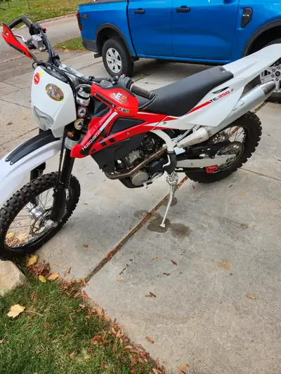 Blue plated Husqvarna 250TEi and some spares. in good working order, two sets of tire (offroad & dua...
