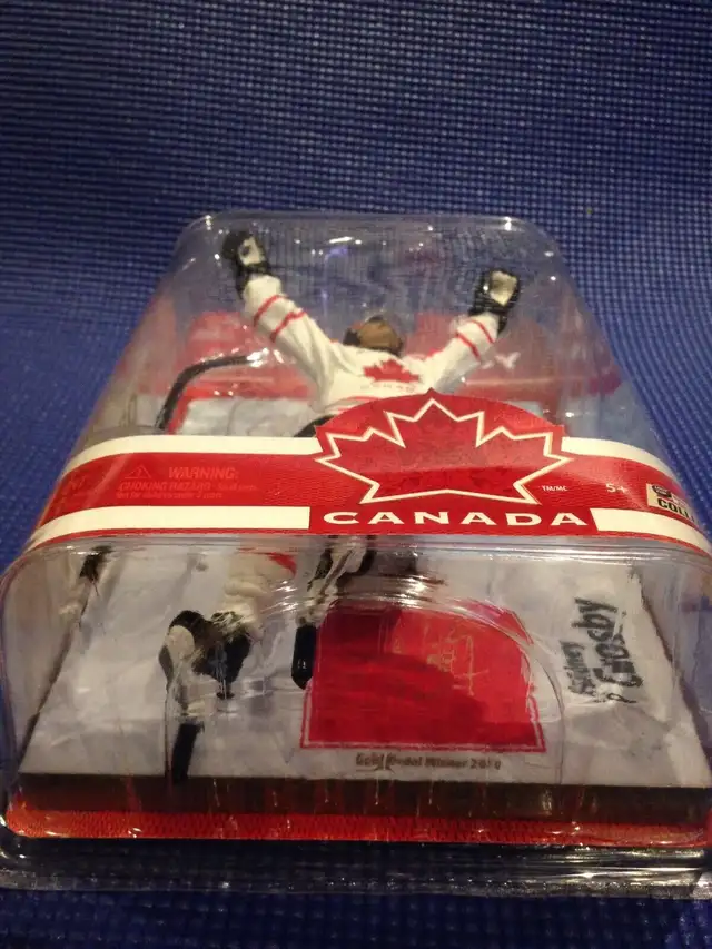 Mcfarlane Sidney Crosby Team Canada Autographed Hockey Figure in Arts & Collectibles in Mississauga / Peel Region - Image 6