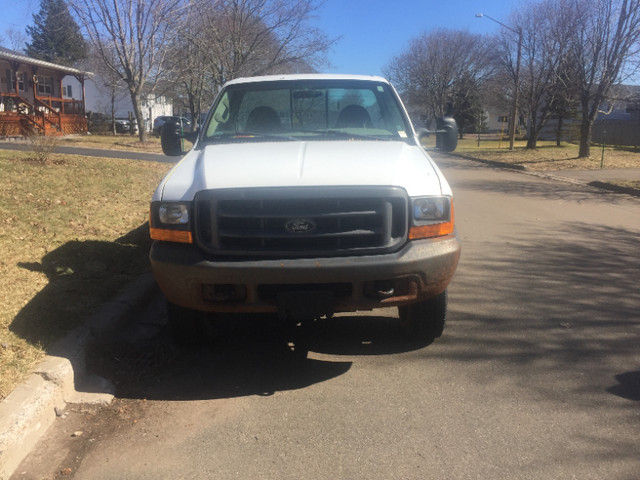 2000 Ford F350 6.8 Gas in Cars & Trucks in Moncton - Image 2