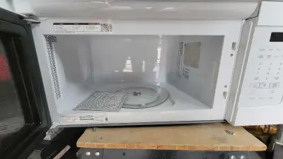 This Samsung microwave is a reliable kitchen appliance for quick and easy meal preparation. It's in...