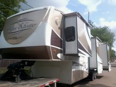 good quality, prairie schooner M-34FLR, 4 slides, good tires, washer dryer, power awning, can delive...