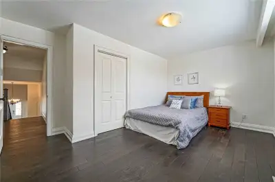 Large nice room big windows in upper-floor avail Dec or Nov end, Cent Etobicoke, near airport ⭐️ Coz...