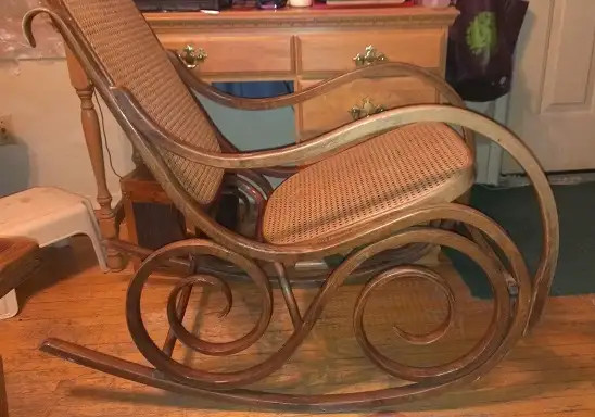 Vintage Bentwood Rocking Chair - GUC in Chairs & Recliners in Stratford - Image 2
