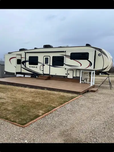 2016 Jayco 339FLQS 5th wheel front living room, 4 slides, electric levelling system, dry wt 10,400 l...