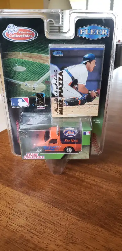 New York Mets Die Cast Vehicle and Mike Piazza Card *New* 199963848995143809120