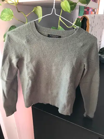 Beau pull en laine de merino vert olive XS. Assez court et tombe juste au dessus des hanches. Très c...