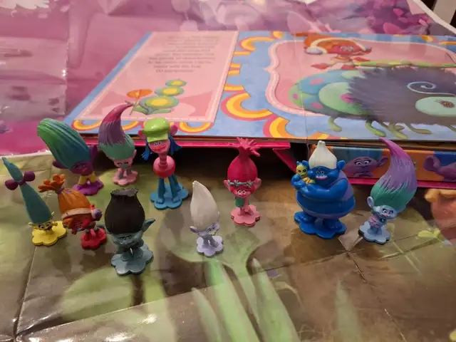 Dreamworks Trolls ''My busy book'' book and play set & mat