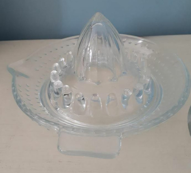 Pair of vintage glass citrus orange lemon juicer reamer juicers in Arts & Collectibles in Markham / York Region - Image 2