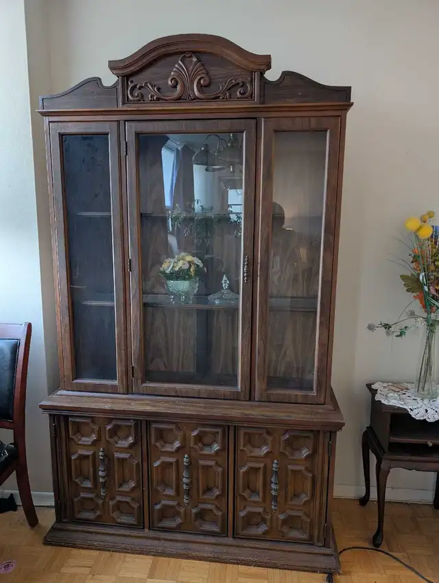 Vintage Wooden China Cabinet in Hutches & Display Cabinets in City of Toronto - Image 2