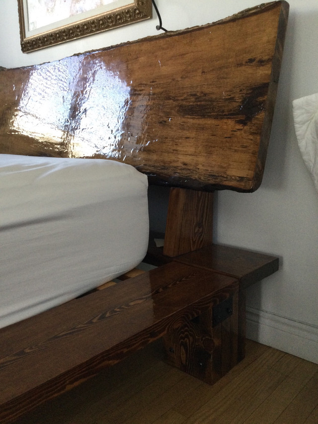 Magnifique lit de bois fini à l’epoxy de style industriel  dans Lits et matelas  à Laval/Rive Nord - Image 2