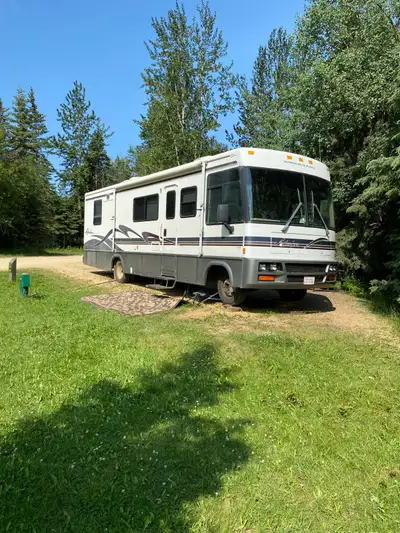 1998 WINNEBAGO 32’, CHEV.454 GAS, AIR + 2 roof, tow hitch for Car, Tires excellent, lots of storage,...