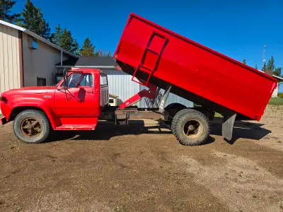 1975 Dodge Grain Truck with 14ft Western Industry Box and Nordic Hoist in good condition. Transmissi...