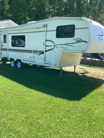 1998 25 ft Glendale Golden Falcon 5th wheel. One slide with reclining couch. Good condition. All app...