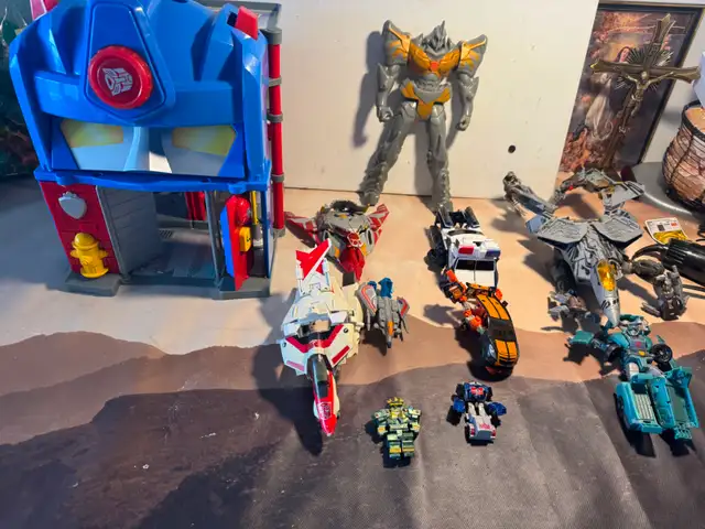 TRANSFORMER COLLECTION, LOT SALE, INCLUDED VINTAGE G1 READ ADD in Toys & Games in City of Montréal - Image 2
