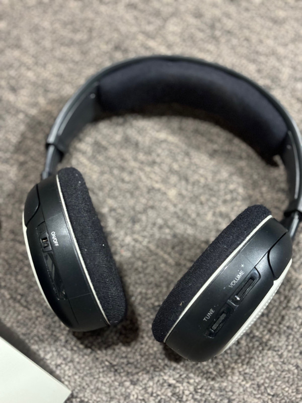 Sennheiser HDR-116 II Headphones in Headphones in Calgary - Image 4