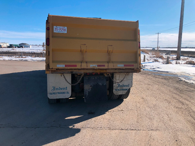 2011 International Dump Truck in Heavy Trucks in Calgary - Image 4