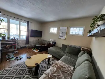 2-bedroom detached house in London East for rent. Located near (west of) Argyle Mall. Walk to shoppi...
