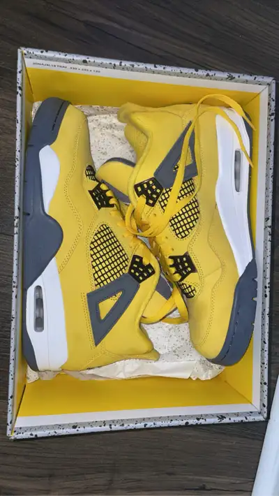 Air Jordan 4 Retro Lightning (2021) Size 9, View more