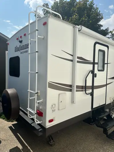 2015 Rockwood Windjammer Model 2618W 2015 Rockwood Windjammer loaded with all options. Great conditi...